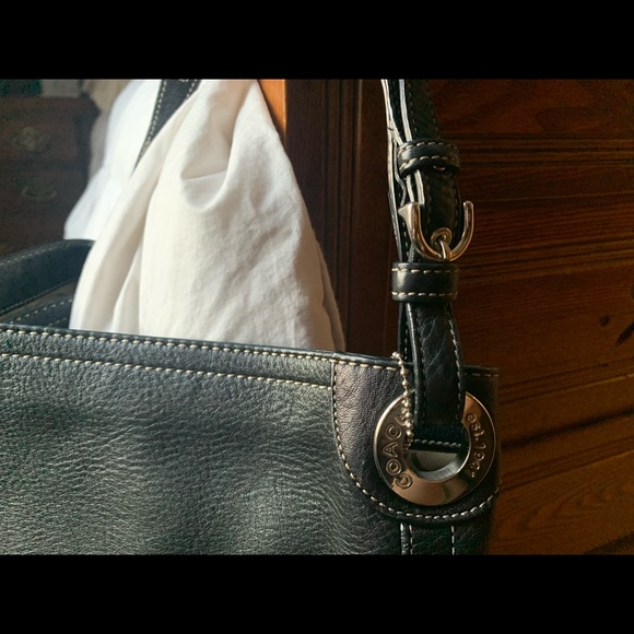 Black Coach Purse - Large bucket tote style - Picture 3 of 6